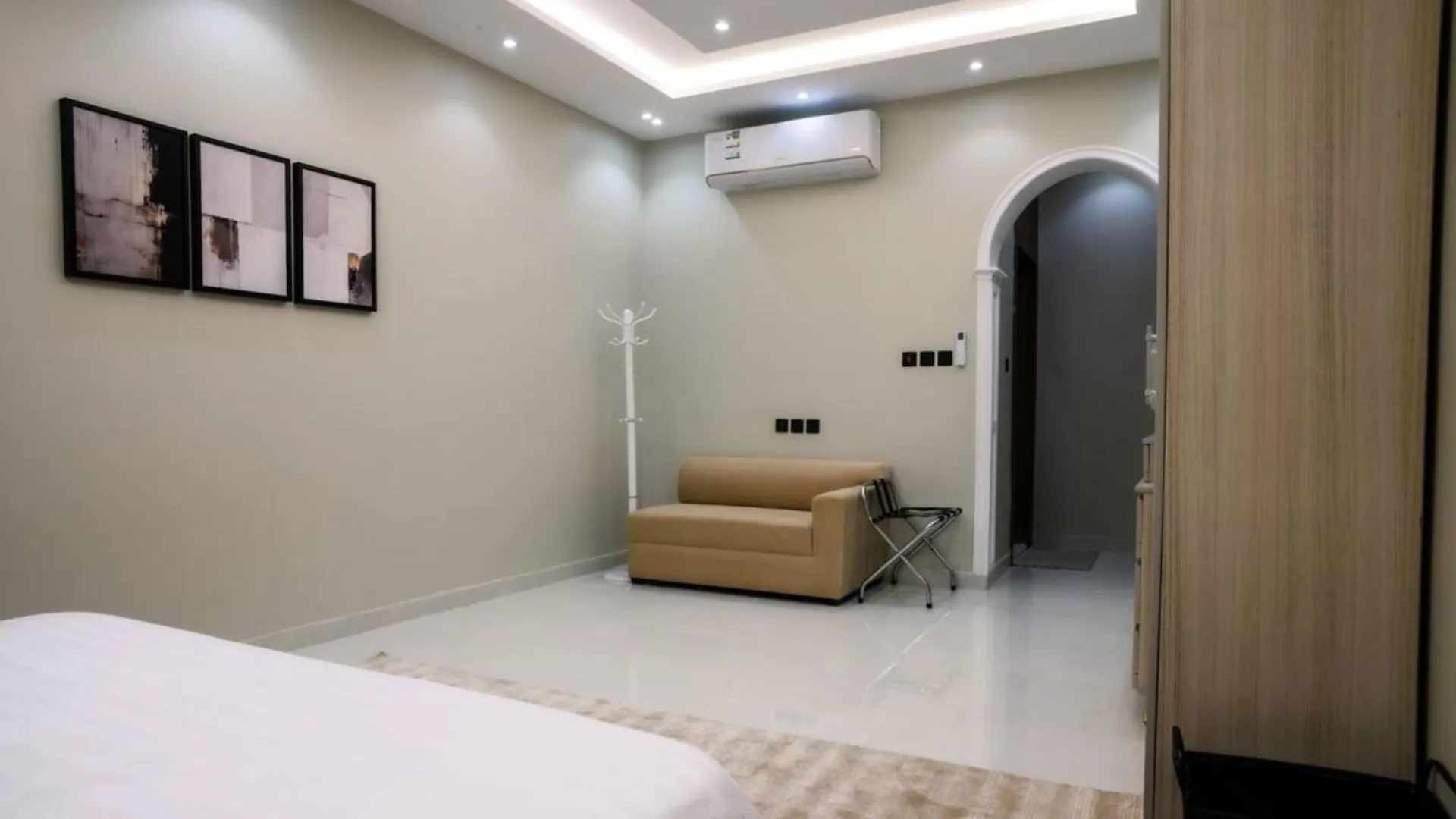 Exclusive Luxury Two Bedroom Apartment 7 Mins To Masjid Al Nawabi, Town Centre, Free Coffee, Tea Medine