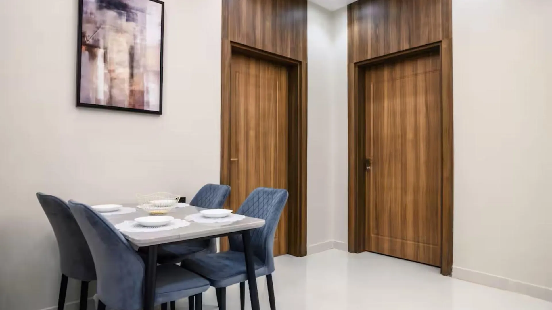 Exclusive Luxury Two Bedroom Apartment 7 Mins To Masjid Al Nawabi, Town Centre, Free Coffee, Tea Medine